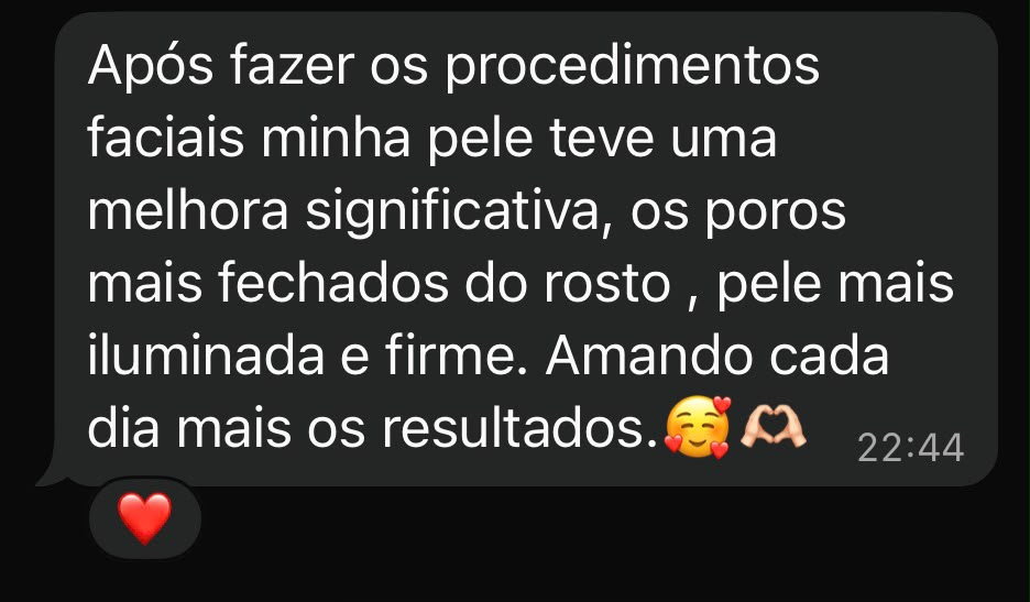 Mensagem de paciente descrevendo melhora significativa nos poros e firmeza da pele